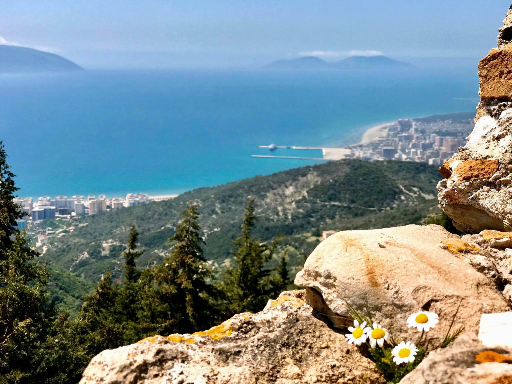 Esterno del Museo Nazionale dell'Indipendenza a Valona, un edificio simbolo della storia albanese, situato vicino a Sea Pearl Apartments.